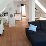 Appartement Zentrumsnahe Dachwohnung In Gruener Oase